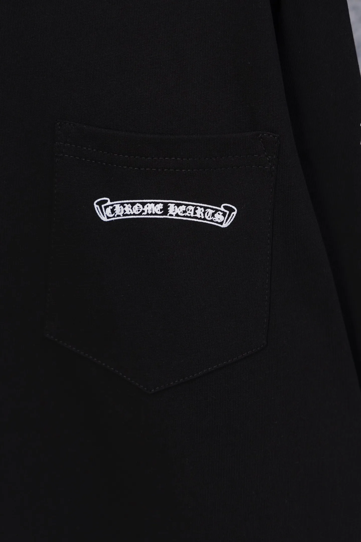 P190 Chrome Hearts CH Chrome Hearts black and white raglan sleeve Sanskrit letter printed long-sleeved T-shirt. Refreshing and comfortable, the colors have been fixed. - High elastic slurry, synchronized with all original foam printing, CH classic horseshoe pattern on the chest and back, Sanskrit on the sleeves, logo classic Gothic font printed on the collar thread - Restore the original printed collar label, more comfortable to wear, not tied to the body, custom hangtag accessories Color: black white Size: s—xl